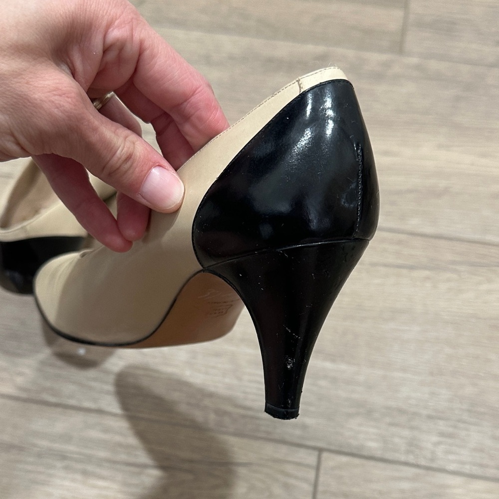 Salvatore Ferragamo Italy Two-Tone Cream Black Heels pumps leather 6.5 vintage - Picture 9 of 11